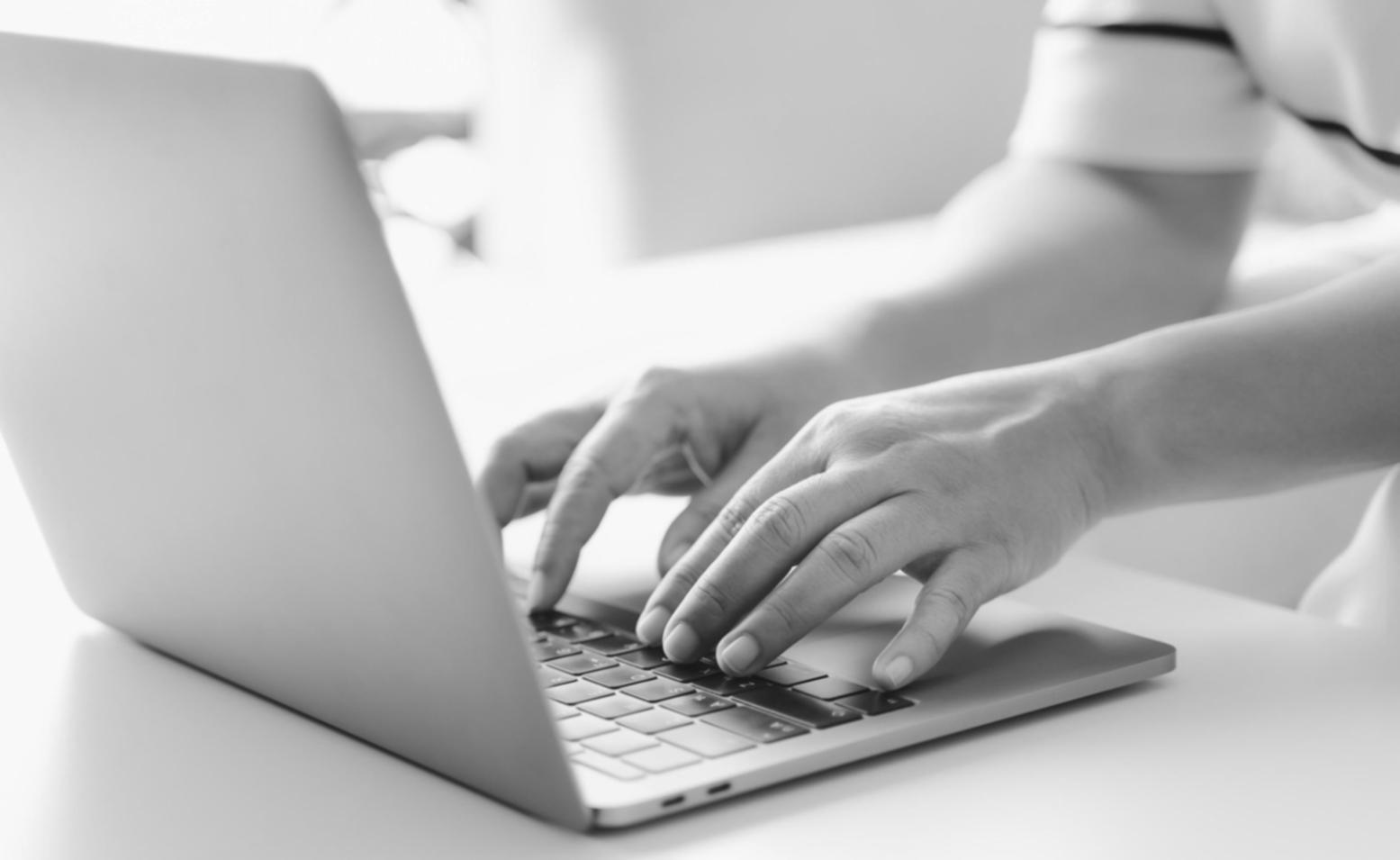 Studenten arbeiten an Interface-Prototypen mit Designtools