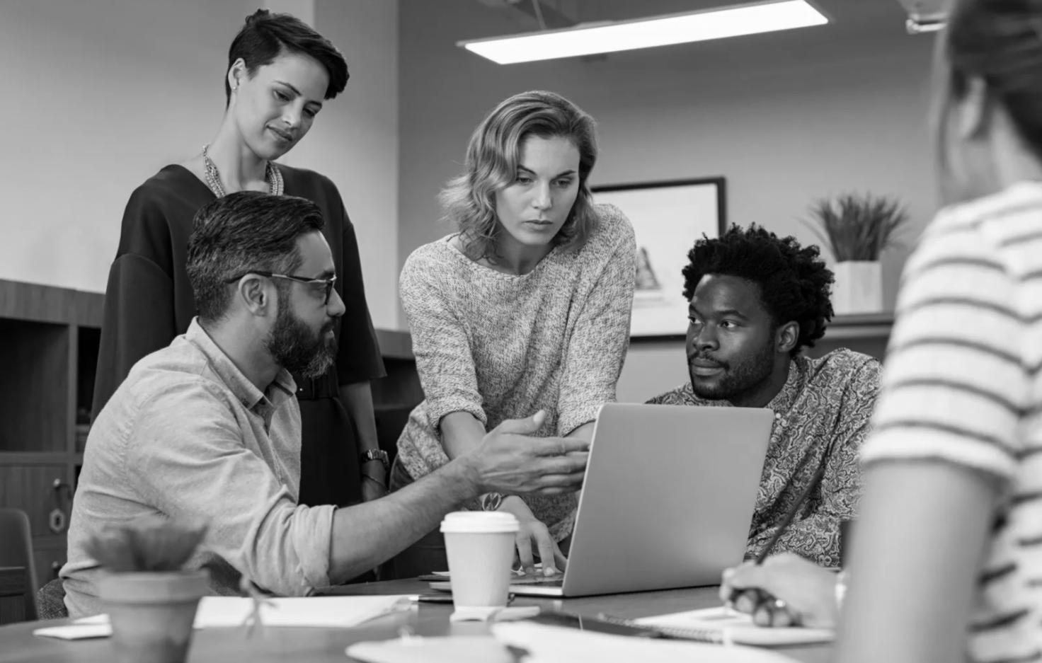 UI-Design Arbeitsprozess mit Skizzen und digitalen Tools